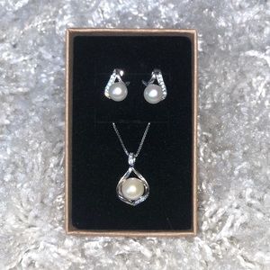 Pearl pendant necklace with earring set
